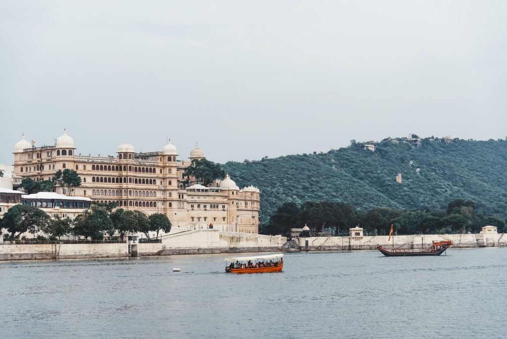 Udaipur travel guide, things to do in Udaipur, boat ride in Lake Pichola