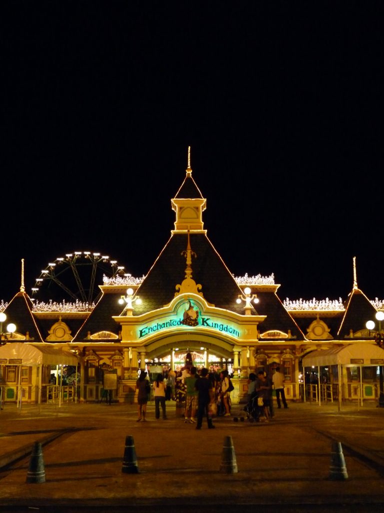 25 AWESOME LAGUNA TOURIST SPOTS (LAGUNA TRAVEL GUIDE) 20 Enchanted Kingdom