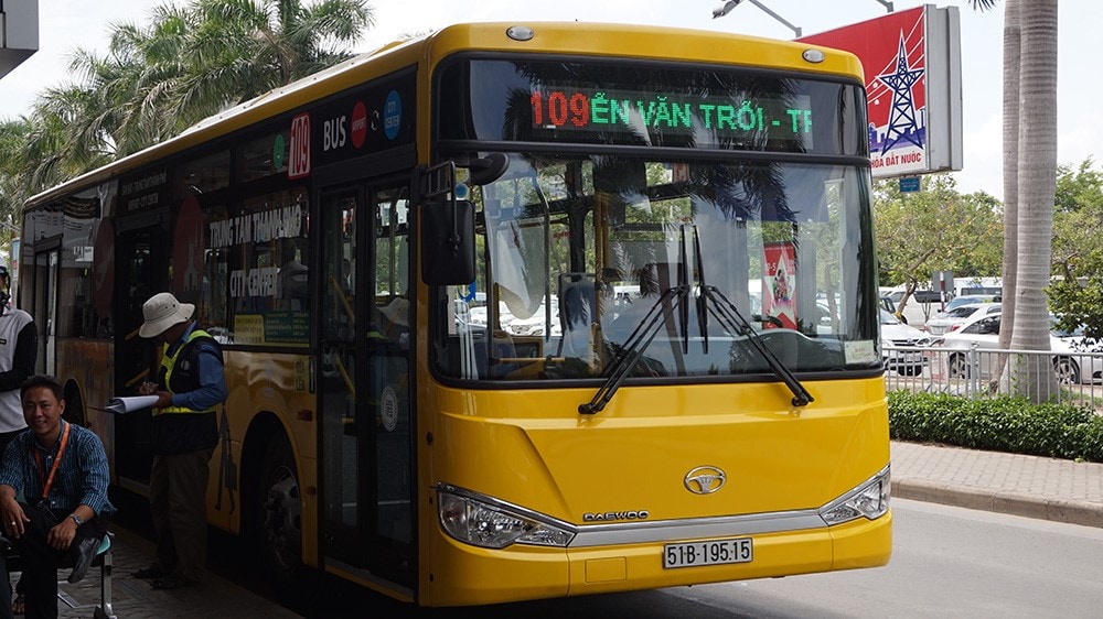 How To Get From Ho Chi Minh Airport to City Center District 1 Best Way 4 ho chi minh airport to city, ho chi minh airport transfer, ho chi minh airport to district 1, saigon airport to city, taxi from ho chi minh airport, tan son nhat airport, ho chi minh airport to district 1 time
