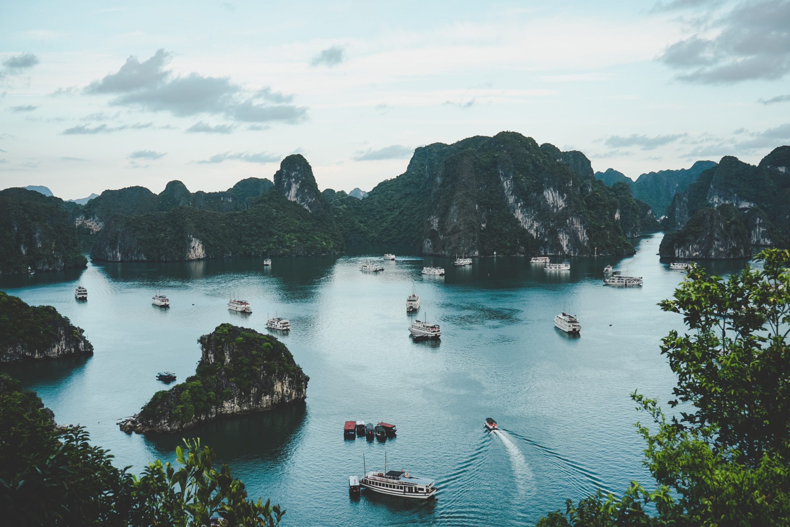 10 Must-Visit Countries in the World Right Now 9 10 Best Countries to Visit in the World Right Now, Vietnam travel tips, things to know before visiting Vietnam, facts about Vietnam, Halong Bay