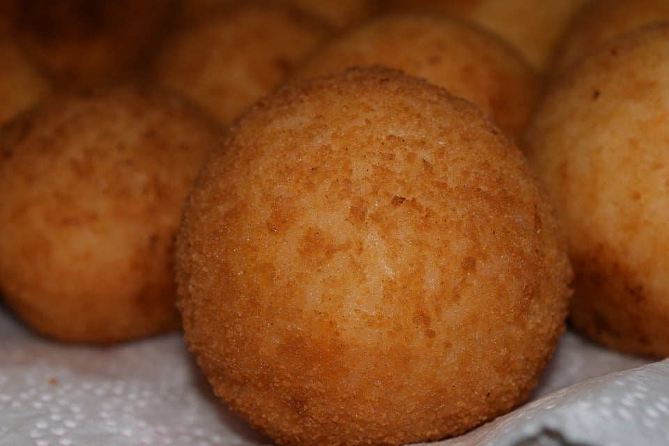 40 Italian Dishes You Must Try Before You Die 13 Arancini, Italian Food, Italian cuisine, traditional Italian food, food in Italy, Italian dishes