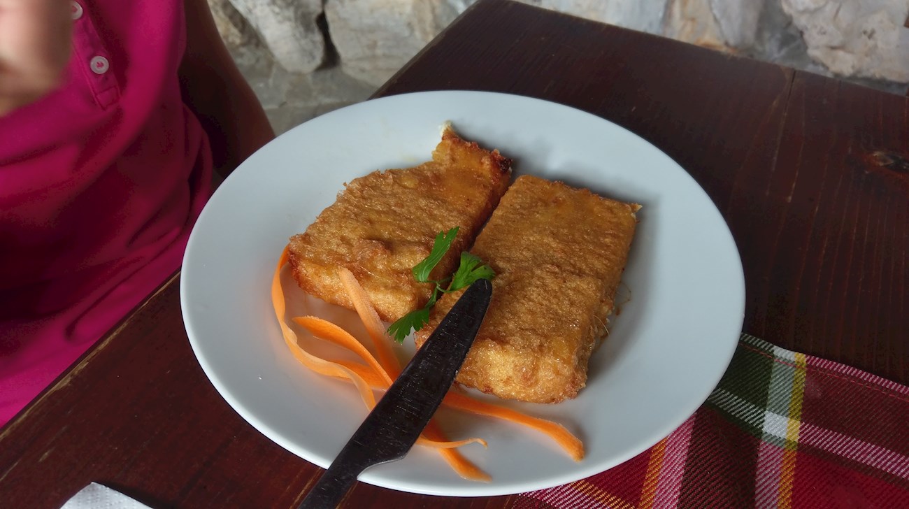Best Romanian Food - Best 56 Romanian Dishes And Traditional Food In Romania To Try 33 Caşcaval pane, Romanian Food, Romanian cuisine, Traditional Romanian Food, food in Romania, Romanian dishes,