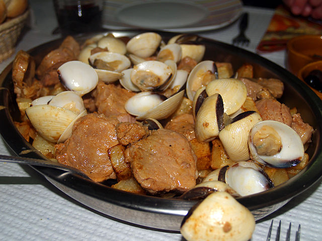 How to Make Portuguese Pork and Clams Like a Local: The Traditional Portuguese Recipe That Feels Like a Feast 3 How To Make Carne de Porco Alentejana (Recipe Guide)