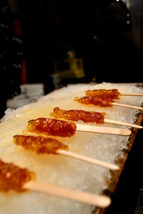 Canadian Food, Canadian cuisine, Traditional Canadian Food, food in Canada, Canadian dessert, dessert in Canada, Mapple Taffy