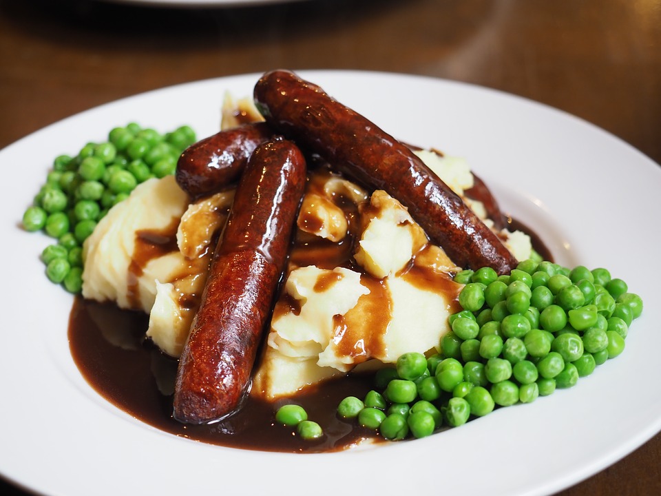 Best Irish Food - 38 Best Irish Dishes And Traditional Food In Ireland To Try 5 Irish Food, Irish cuisine, Traditional Irish Food, food in Ireland, Irish dishes, Bangers and Mash