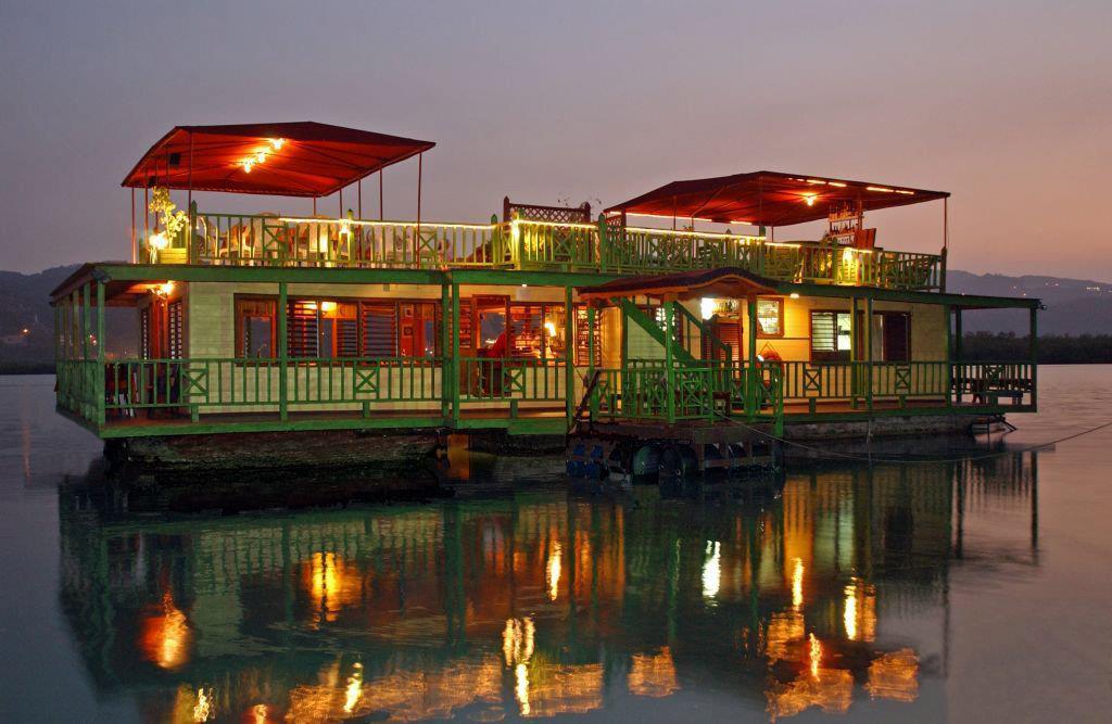 restaurants in montego bay, best restaurants in montego bay, where to eat in montego bay, montego bay food, montego bay restaurants, the houseboat grill