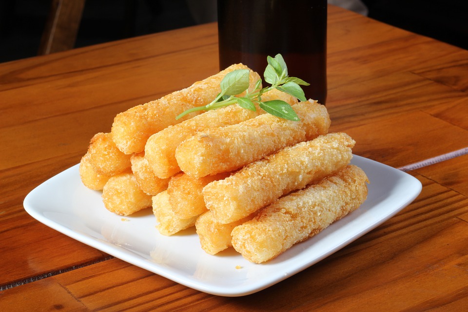 Brazilian snacks, Brazilian desserts, Brazil desserts, snacks and desserts in Brazil, traditional Brazilian snacks and desserts, Brazil cuisine, Brazil snacks, mandioca frita