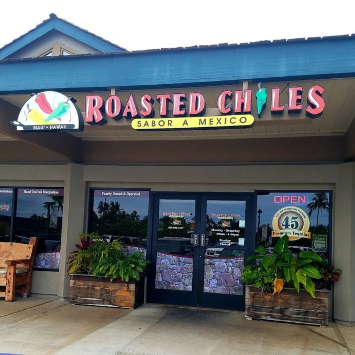 Maui Food - 30 Best Restaurants In Maui And Where To Eat 9 restaurants in Maui, best restaurants in Maui, Maui food, Maui restaurants, where to eat in Maui, roasted chiles