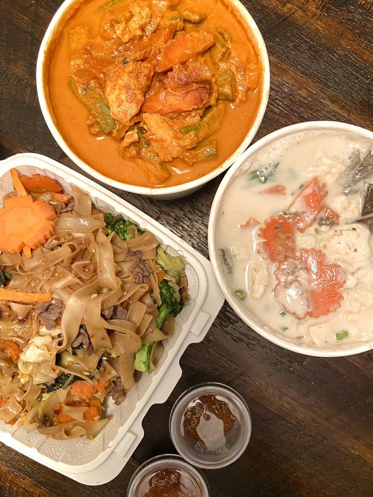 Hilo Food - 30 Best Restaurants In Hilo And Where To Eat 11 Sombat's Fresh Thai Cuisine, Hilo restaurants, restaurants in Hilo, plant based restaurants in Hilo, vegetarian restaurants in Hilo, vegan restaurants in Hilo, Hilo food, where to eat in Hilo, vegan in Hilo, vegetarian in Hilo