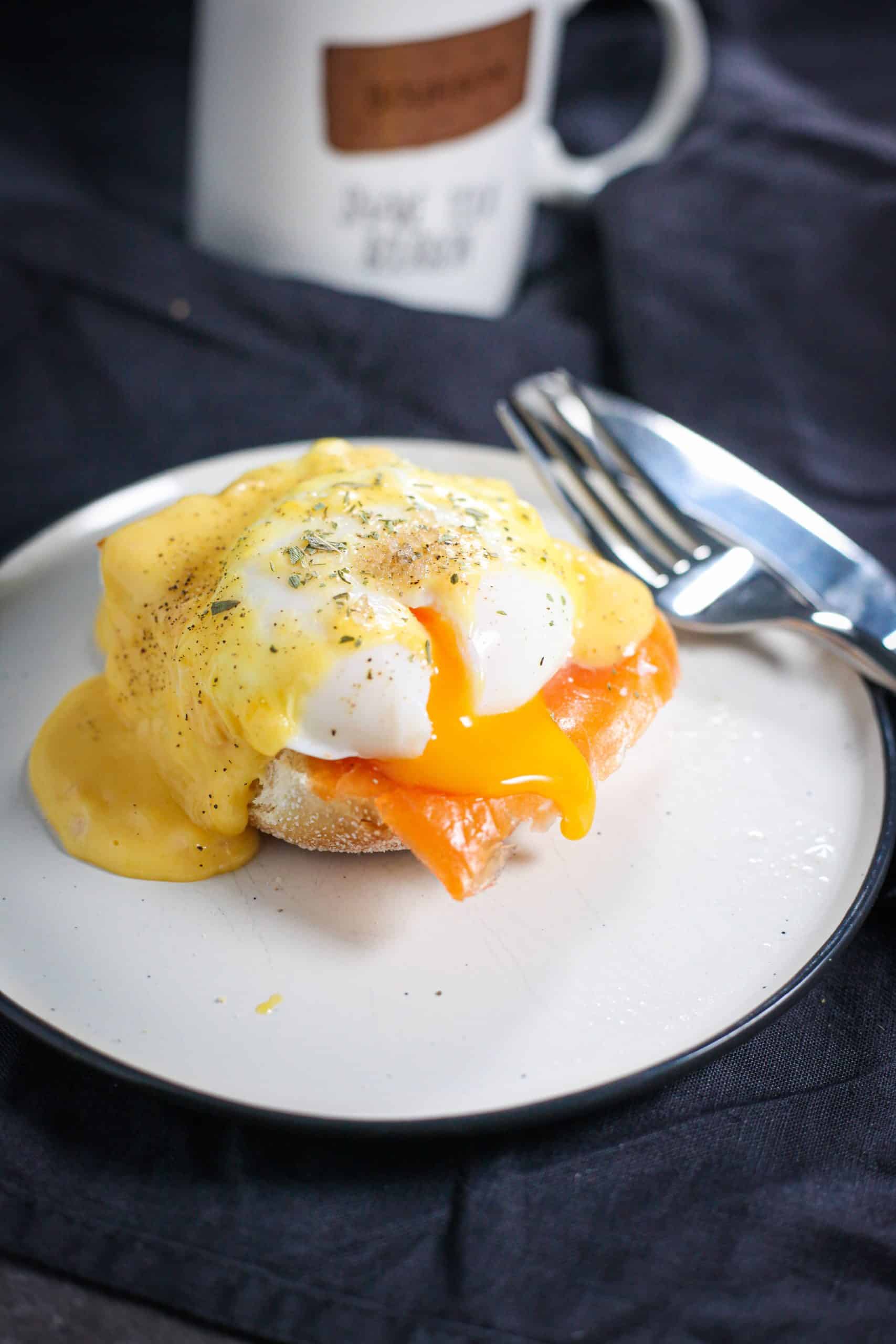 How to Make Eggs Benedict - Authentic Eggs Benedict (Recipe Guide) Tips and Calories