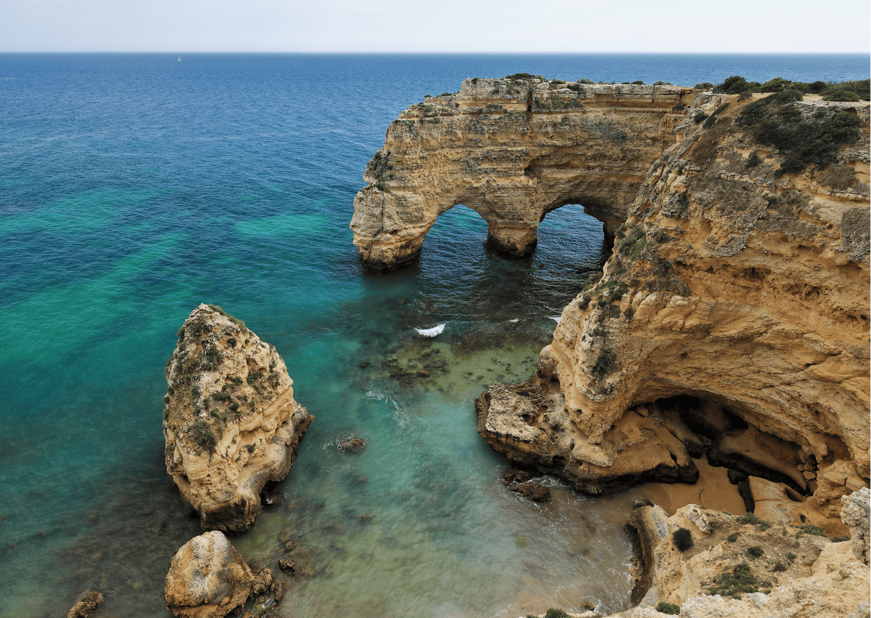 Praia da Marinha Algarve vs Madeira Madeira vs Algarve