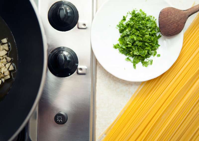 The 10-Minute Italian Pasta That Makes Expensive Sauces Look Unnecessary 3 How to Make Aglio e Olio - Authentic Aglio e Olio (Recipe Guide) Tips And Calories