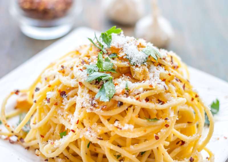 The 10-Minute Italian Pasta That Makes Expensive Sauces Look Unnecessary 5 How to Make Aglio e Olio - Authentic Aglio e Olio (Recipe Guide) Tips And Calories