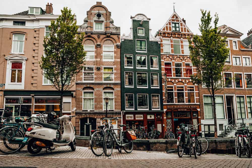 13 Tourist Traps Europeans Never Visit Damrak Amsterdam
