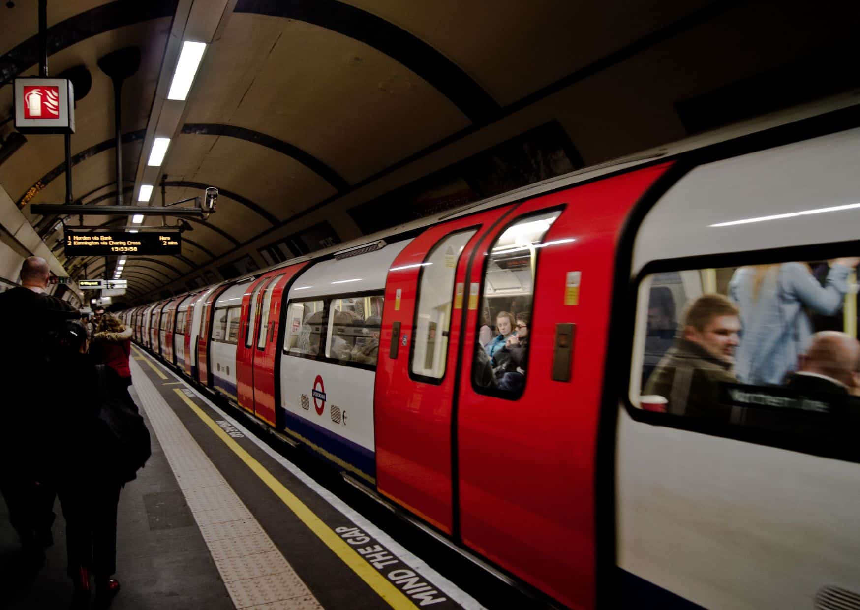 12 London Etiquette Rules Americans Always Break (That Locals Treat as Law) 2 12 Etiquette Rules in London Americans Call Uptight But Locals Live By, 20 Unspoken Rules of British Life That Tourists Often Don’t Understand