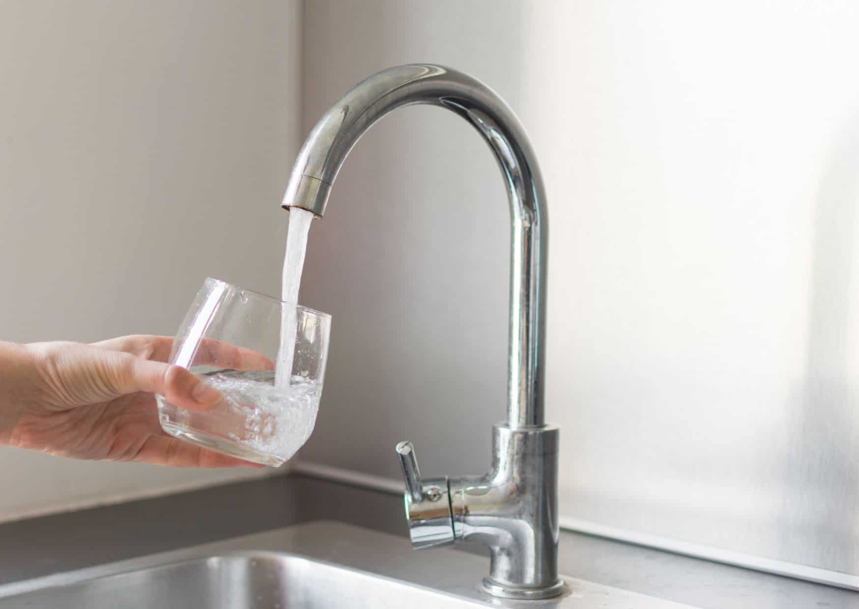 How to Avoid Food Poisoning While Traveling: Tips And Mistakes To Avoid 4 Tap water