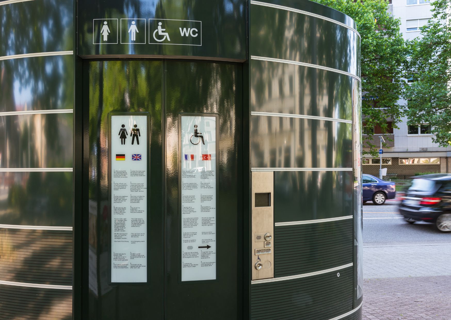 Europeans Know You’re American Before You Even Flush: 9 Bathroom Habits That Instantly Reveal You’re American in Europe 4 Bathroom Habits 4