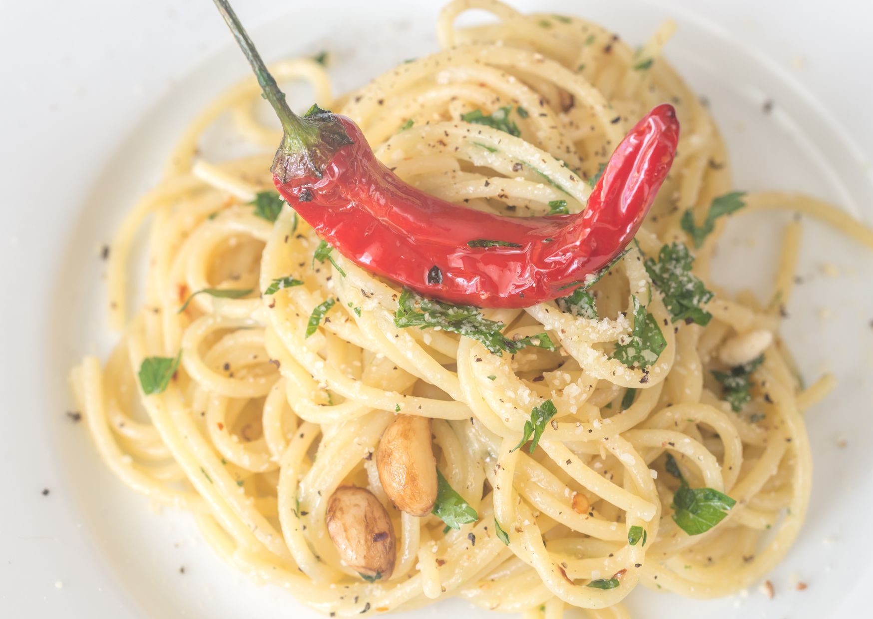 Nonna’s Spaghetti Aglio, Olio e Peperoncino (Recipe Guide)