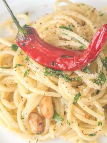 Nonna’s Spaghetti Aglio, Olio e Peperoncino (Recipe Guide)