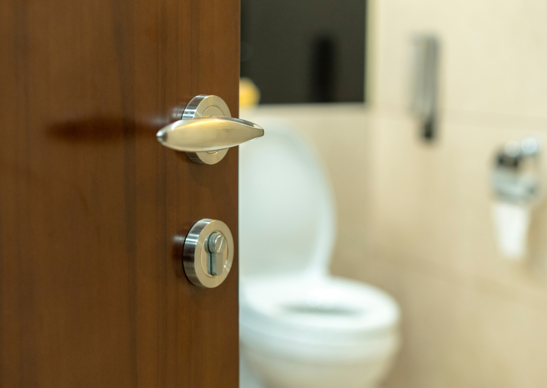 Spanish People Never Close This Bathroom Door 2