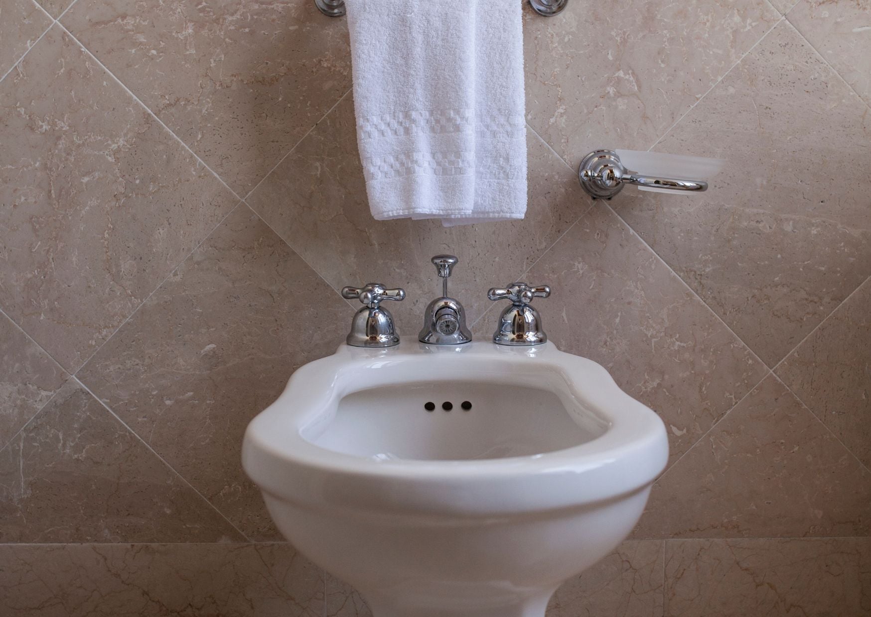 The Bidet Habit Italians Swear By (And Why Americans Still Refuse It) 1 Bathroom Guest Rules Europeans Follow 1