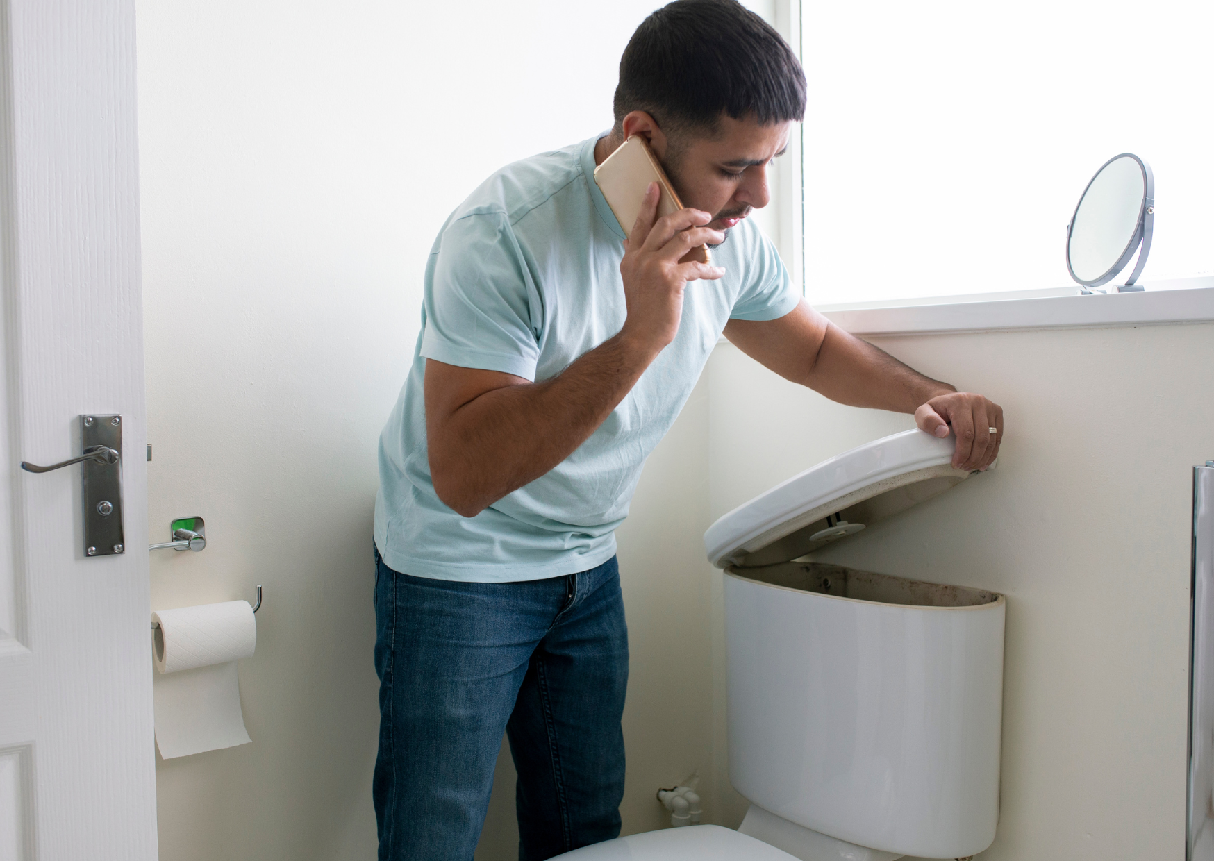 The Bathroom Phone Habit Spanish People Follow That Americans Would Find Disgusting 3 Bathroom Phone Habit Spanish People Follow 3