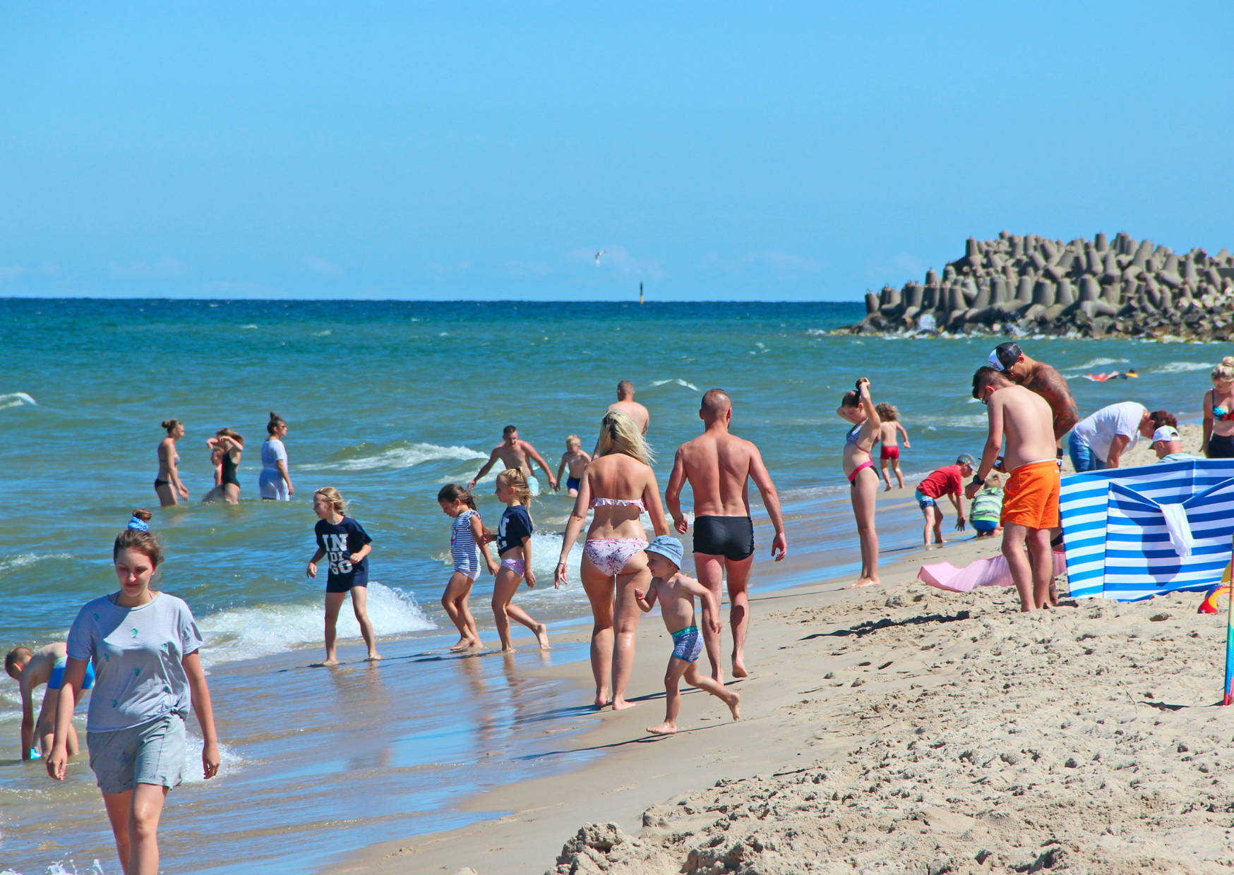 European Beach Photo Culture Would Shock American Privacy Expectations 9