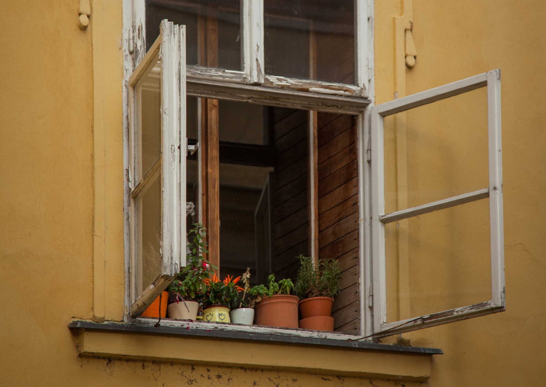 Why Europeans Air Out Their Homes This Way That Americans Think Invites Burglars 3 Why Europeans Air Out Their Homes 4
