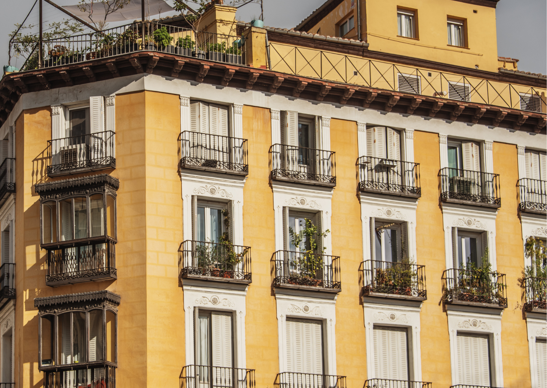 The Shocking Madrid Rent Gap: Why Tourists Pay €3,000 While Locals Pay €1000 1 Why Foreigners Pay 2