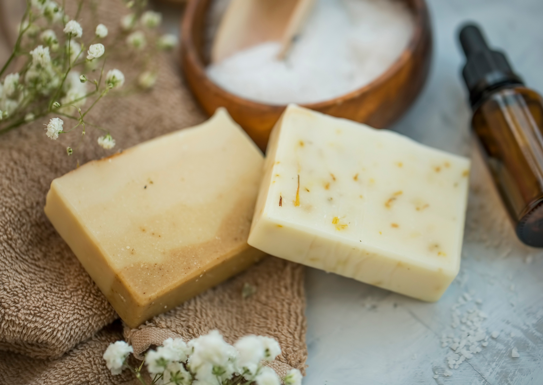 Americans Call It Unhygienic. Europeans Call It Completely Normal: The Shower Habit That Makes Americans Say, “You Share WHAT?” 2 Europeans Share This Shower Item 2