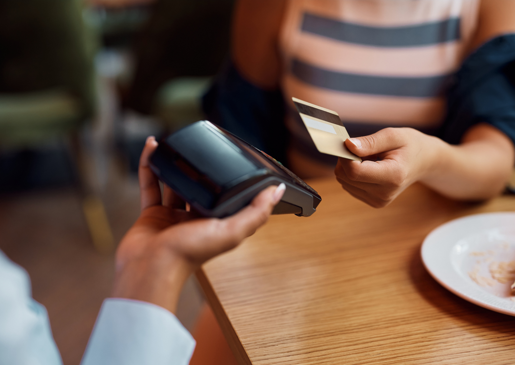 The French Restaurant Mistake That Gets American Credit Cards Confiscated 1 French Restaurant Mistake 5