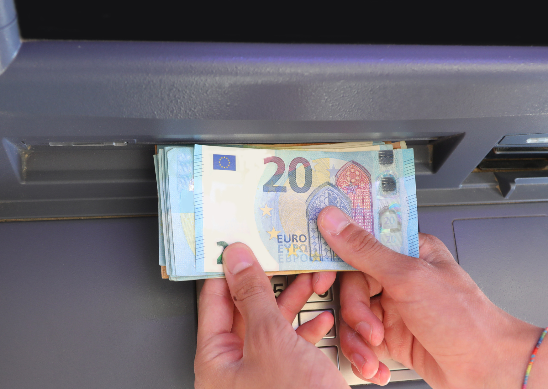 The Italian ATM Rule That Shocks American Travelers — Why You Can’t Withdraw As Much Cash As You Want 3 ATM Maximum in Italy 5