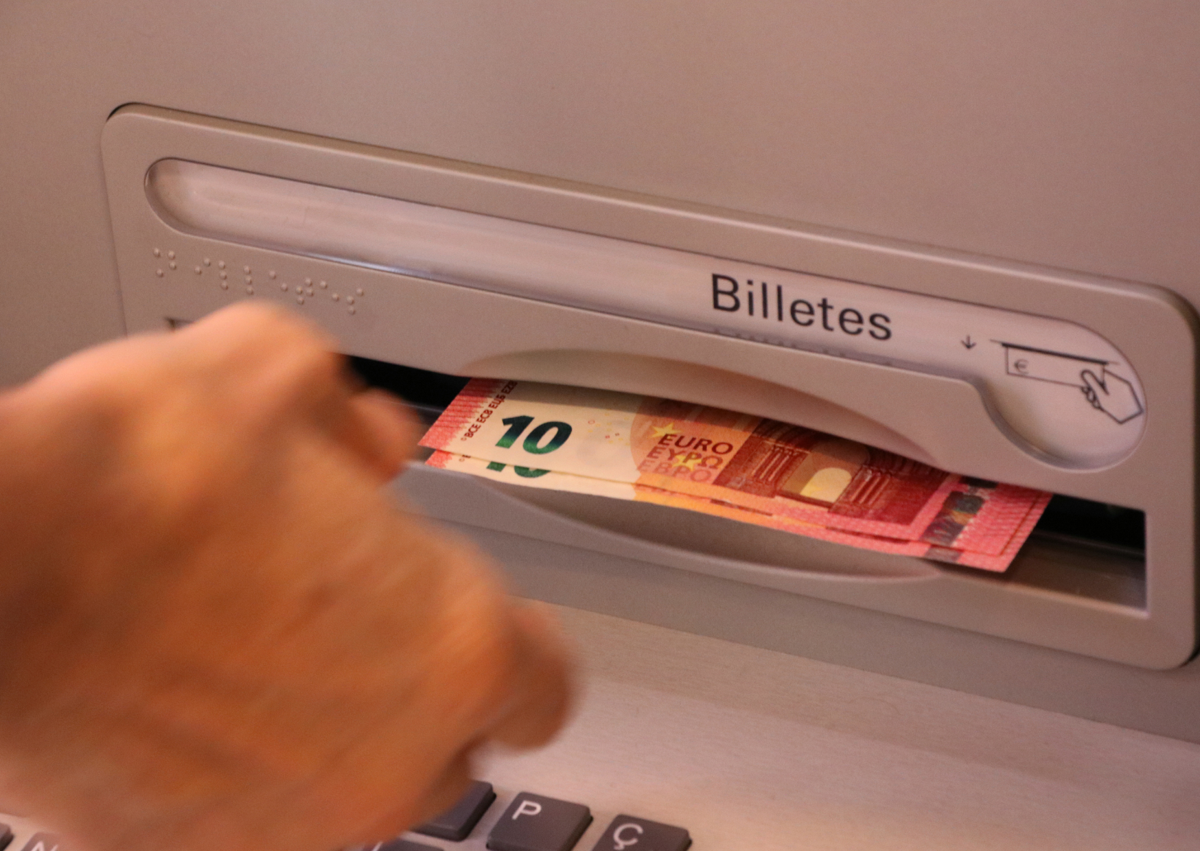 Why Americans Should Never Use These 5 ATMs in Tourist Areas 4 Why Americans Should Never Use These 5 ATMs in Tourist Areas 4