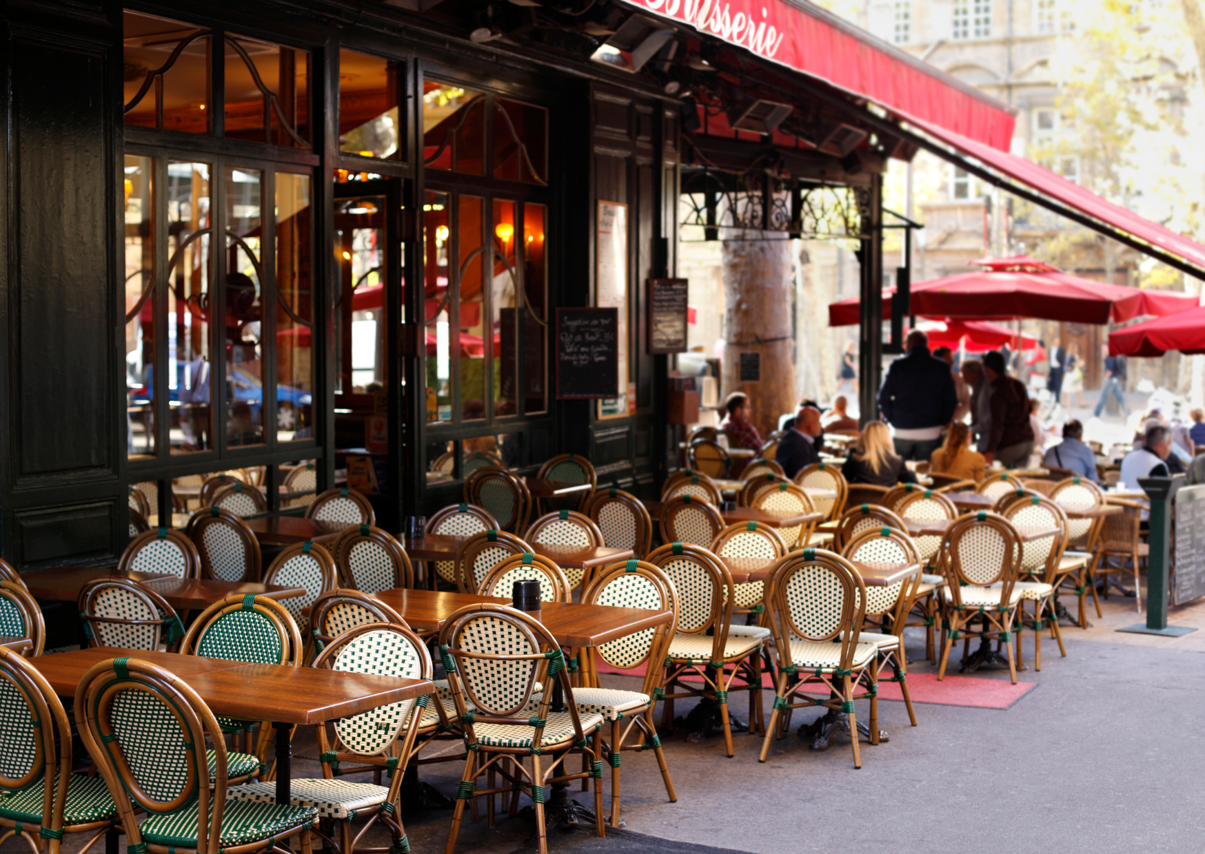 The French Restaurant Seating That Puts Americans by the Bathroom on Purpose 5 French Restaurant Seating 2