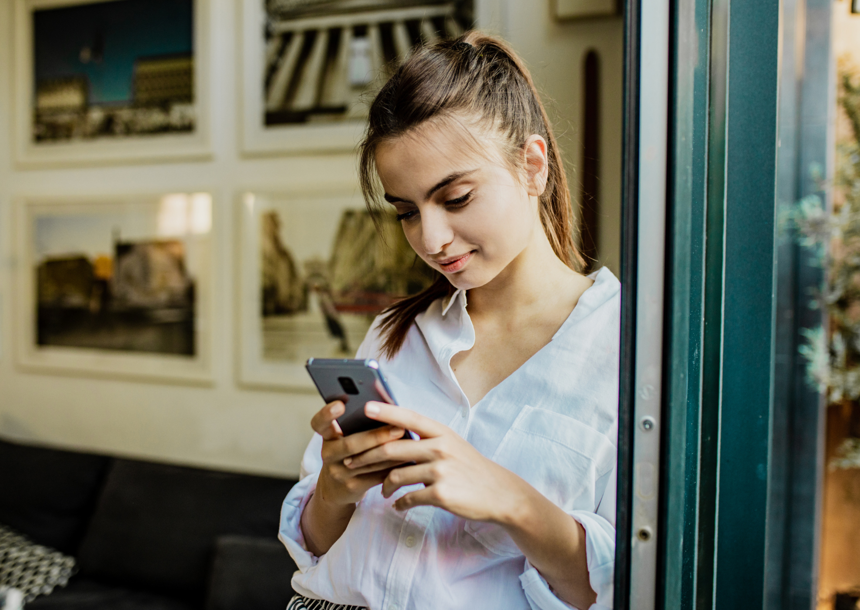 Why French Women Ghost Americans Who Text “Good Morning Beautiful” Daily 4 French woman texting 2