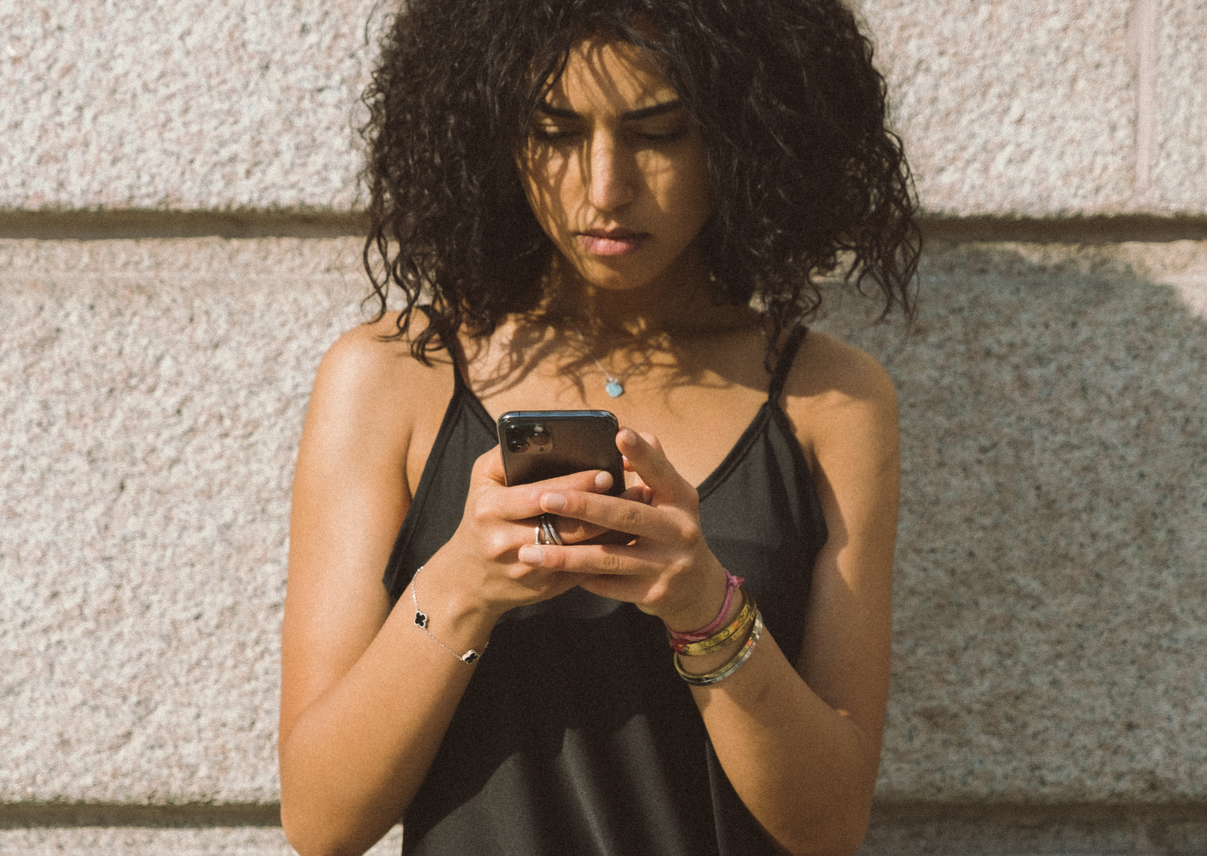 Why French Women Ghost Americans Who Text “Good Morning Beautiful” Daily 1 French woman texting 4
