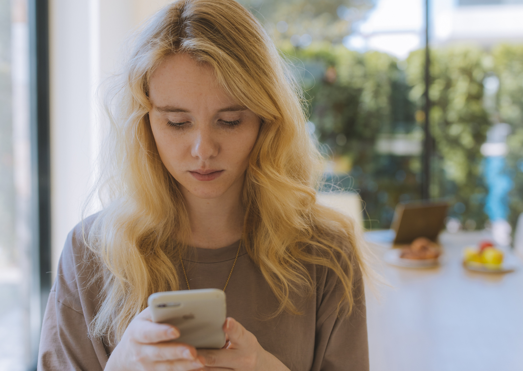 Why French Women Ghost Americans Who Text “Good Morning Beautiful” Daily 5 French woman