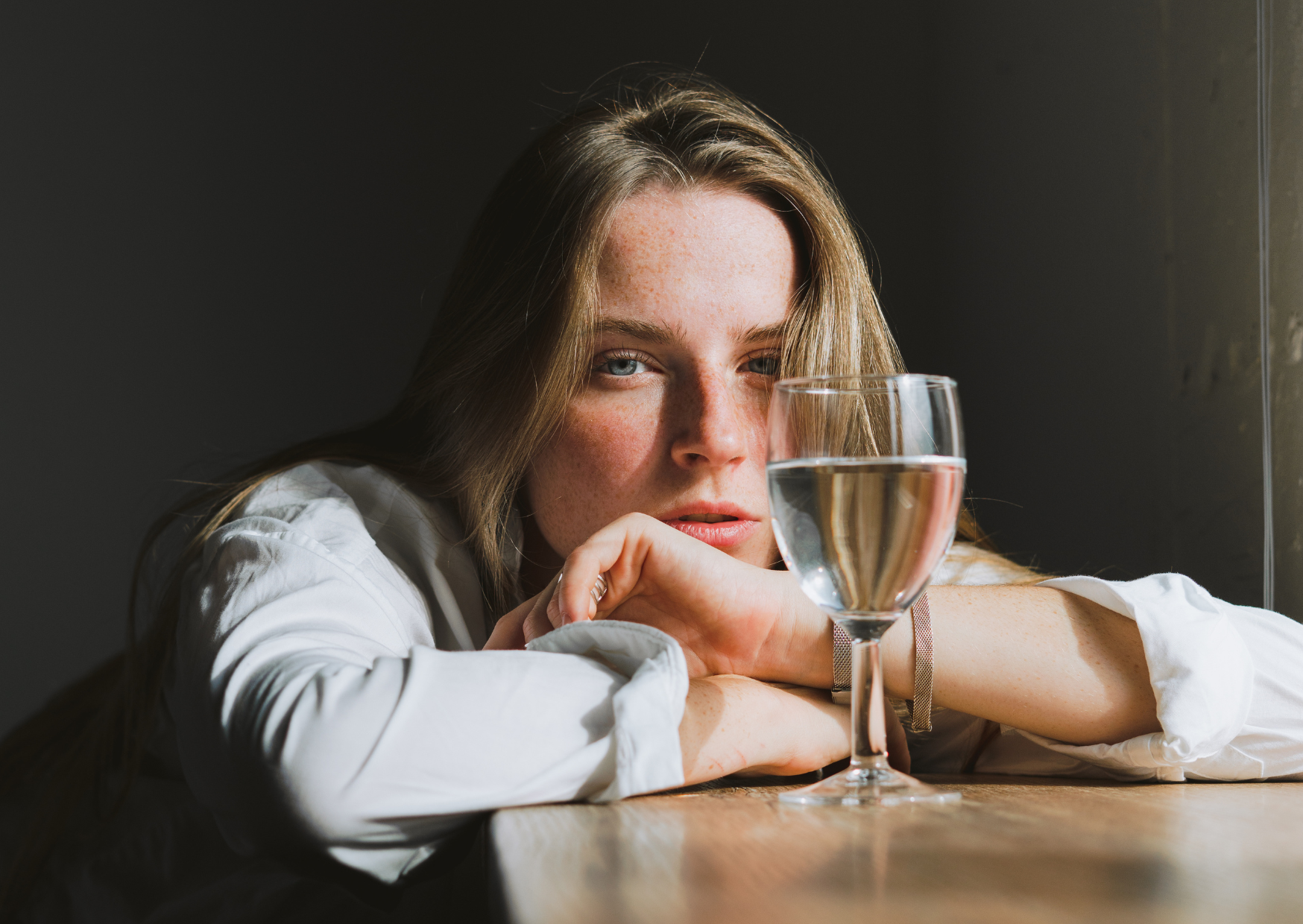 French women drinking wine at lunch 6