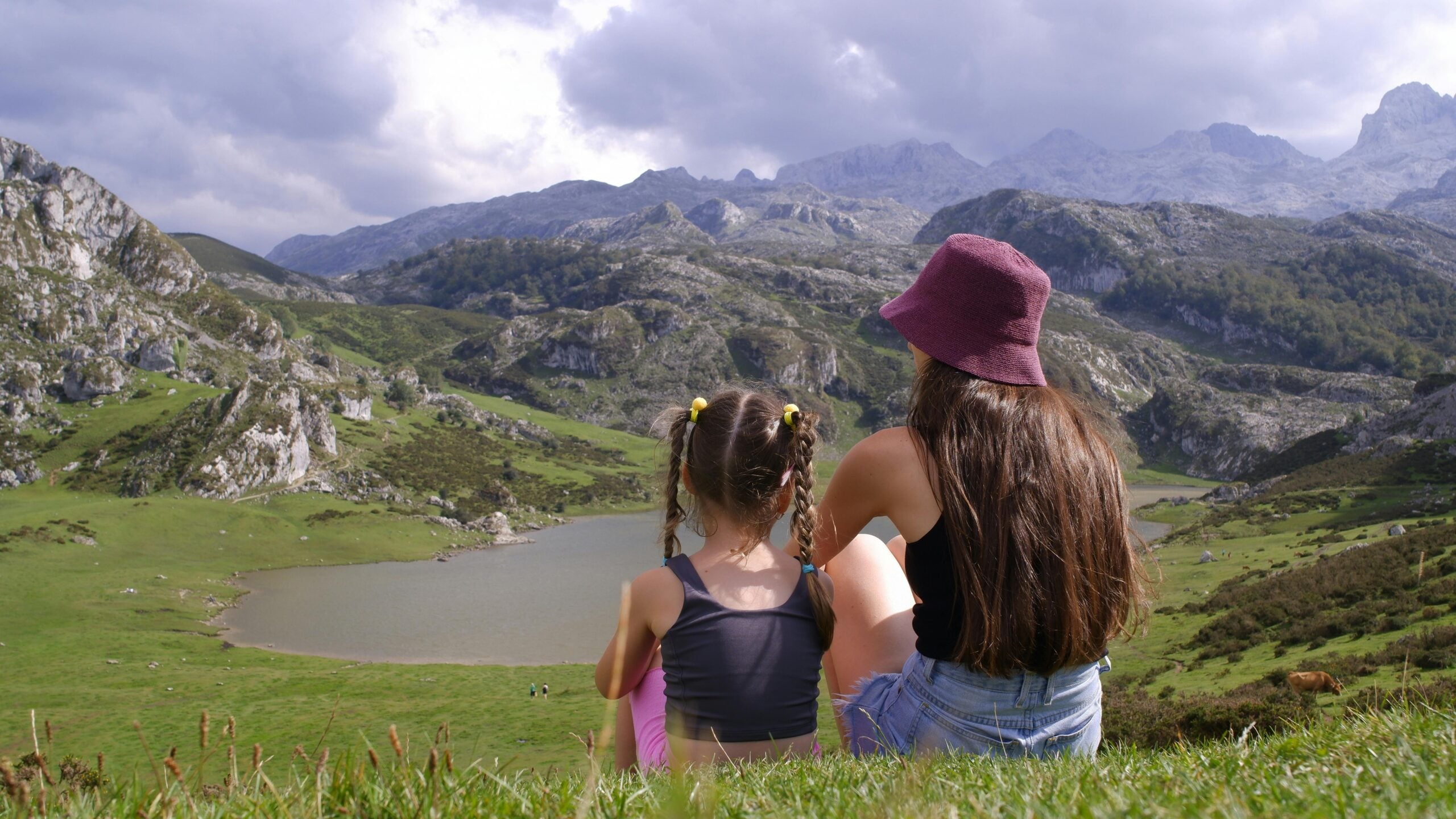 Raising a Child in Spain Costs €300 Monthly — Americans Pay $2,000 5 family in Spain 10 scaled
