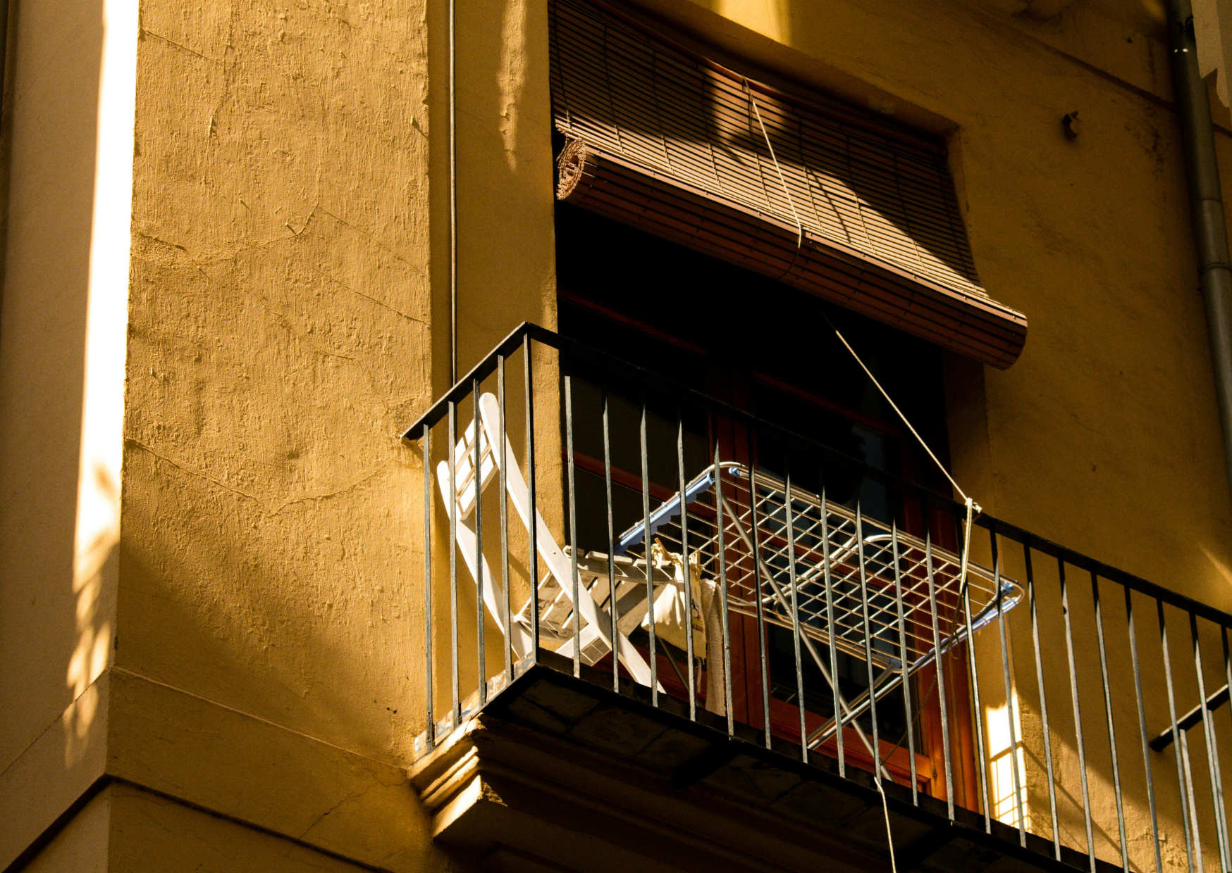 The 9 Features in Spanish Apartments That Americans Rip Out Then Desperately Want Back 5 apartments drying rack
