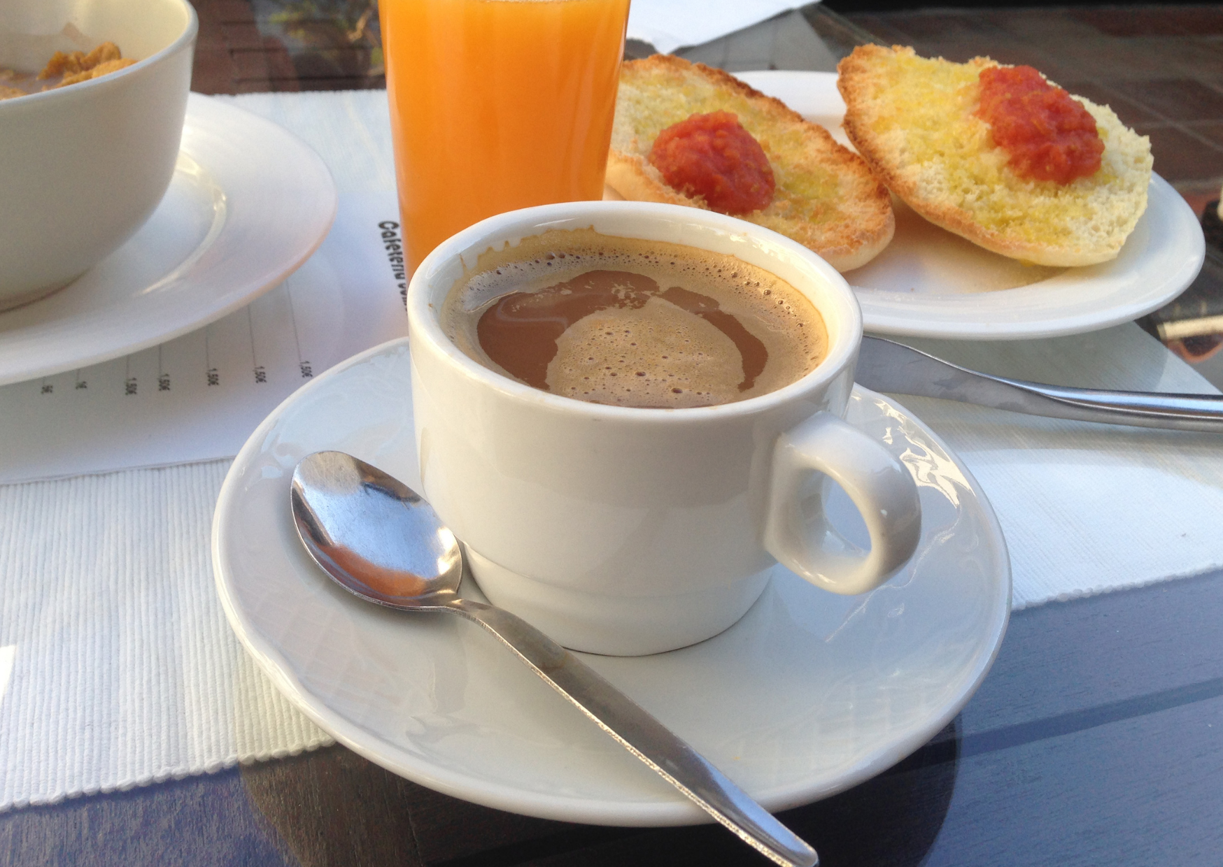 Why Spanish People Have Two Breakfast Times, And Why Americans Should Too 2 Spanish people eating breakfast 3