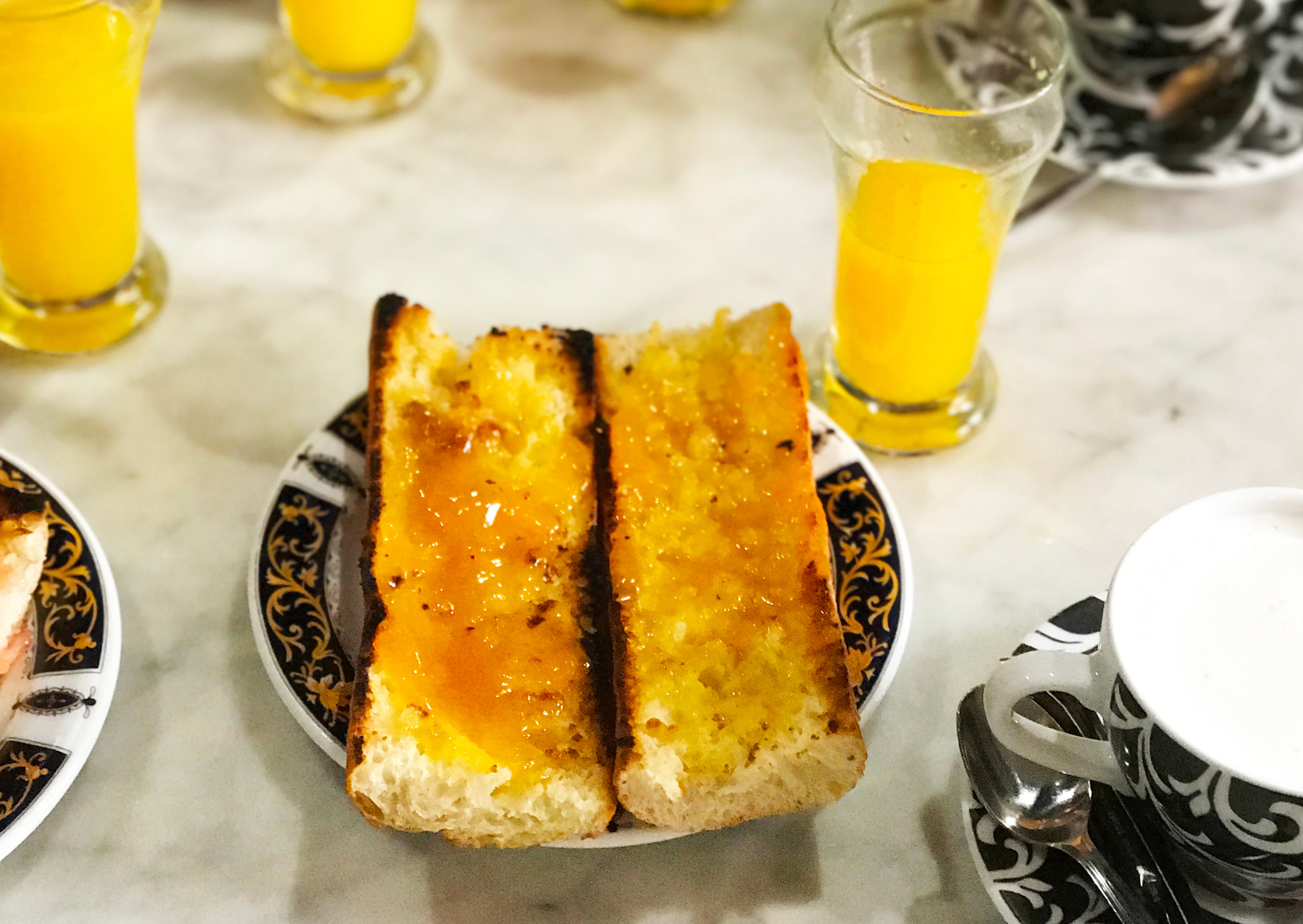 Why Spanish People Have Two Breakfast Times, And Why Americans Should Too 3 Spanish people eating breakfast 5