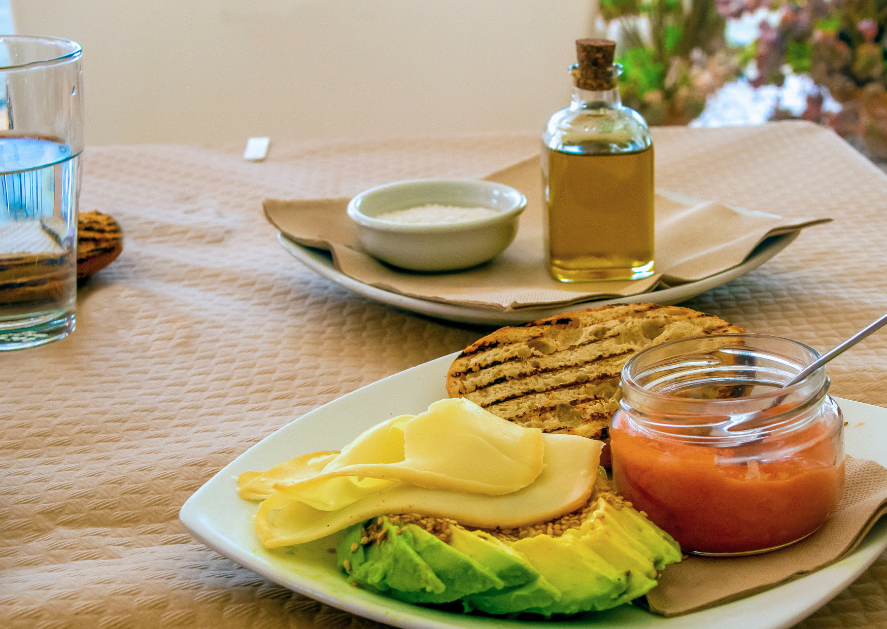 Why Spanish People Have Two Breakfast Times, And Why Americans Should Too 4 Spanish people eating breakfast 8
