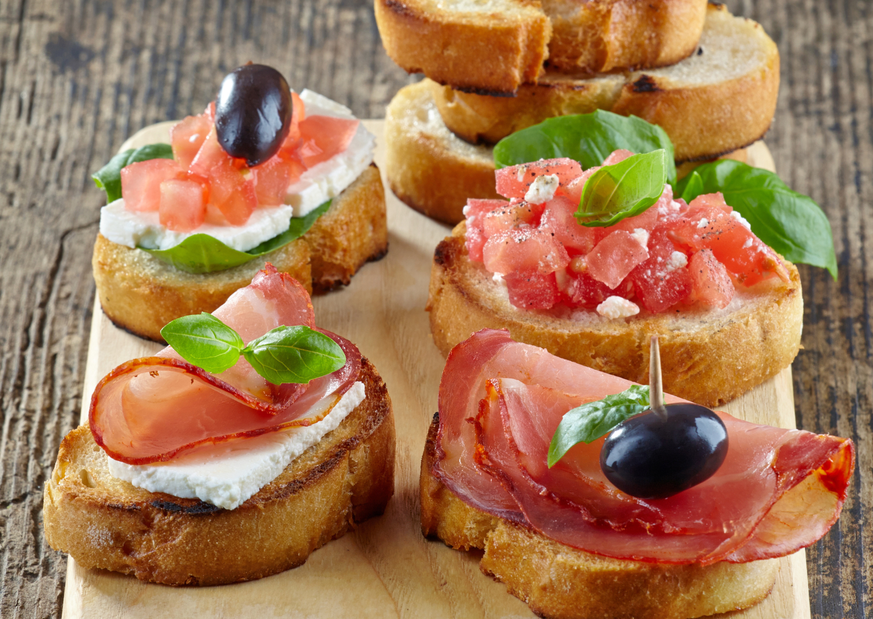 Why Spanish People Have Two Breakfast Times, And Why Americans Should Too 6 Spanish people eating breakfast
