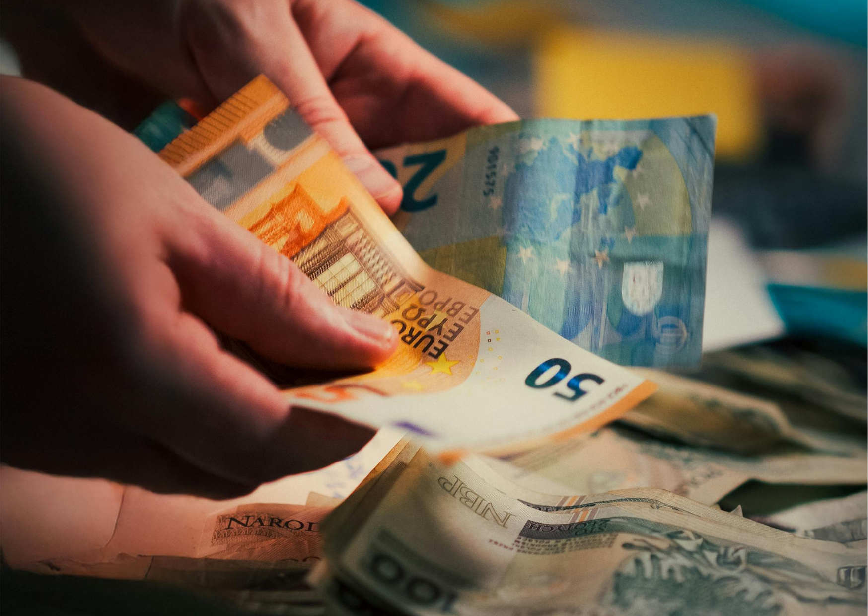 7 Money Conversations European Families Have Weekly That American Families Avoid 5 family talking about money 2