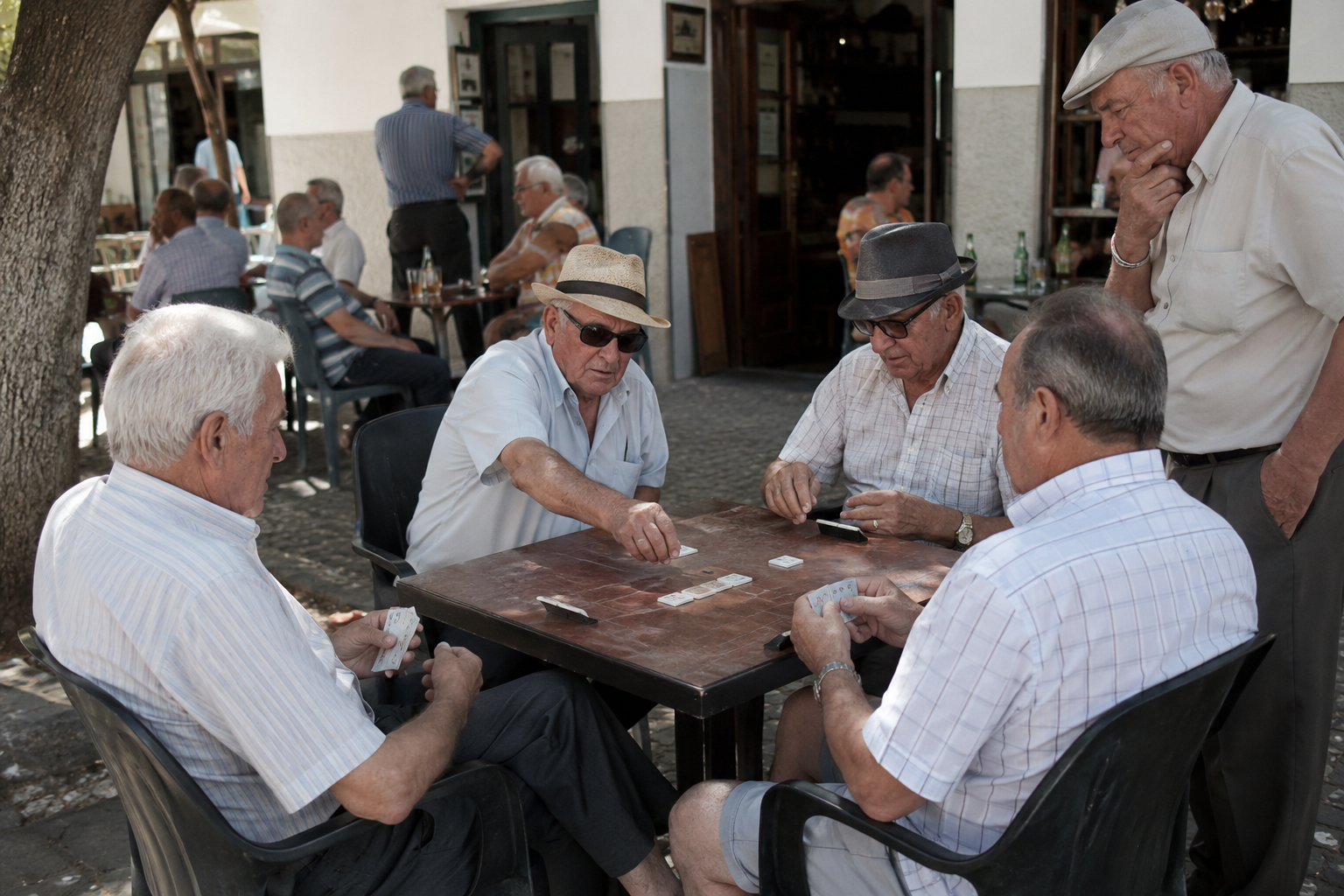Spanish Men Over 70 Spend Two Hours a Day at the Bar and Outlive American Men by Five Years: The Routine Behind It 5 bar 2