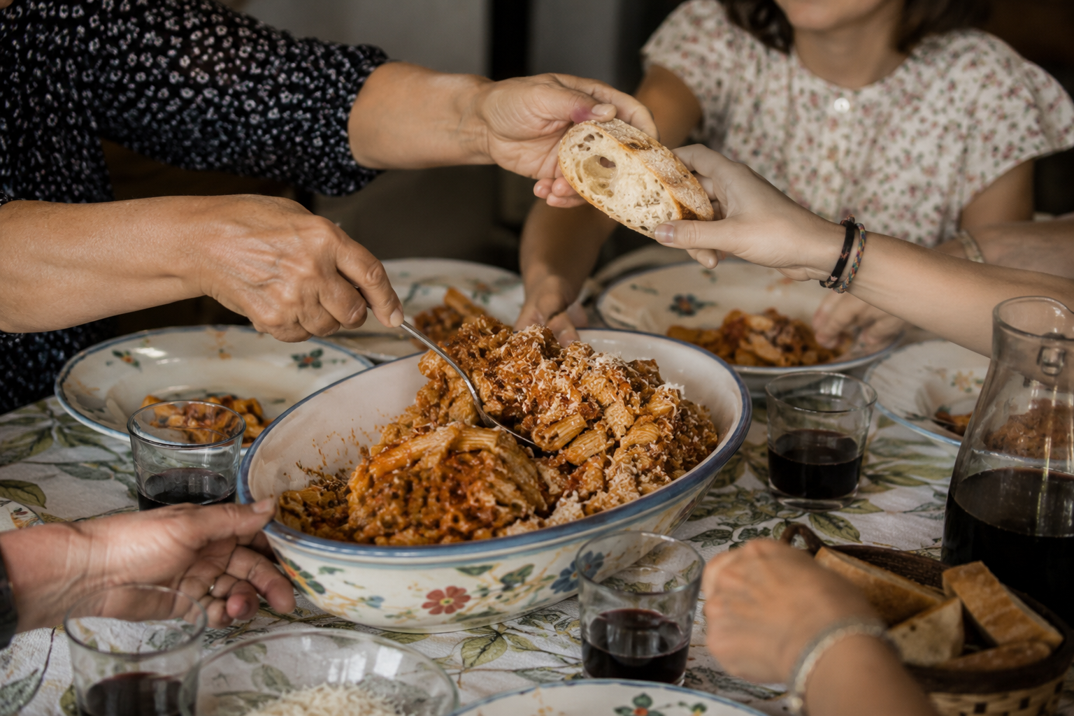 The Sunday Table Rule Italian Families Keep: Three Generations, Three Hours, No Phones 3 italian families 0 4