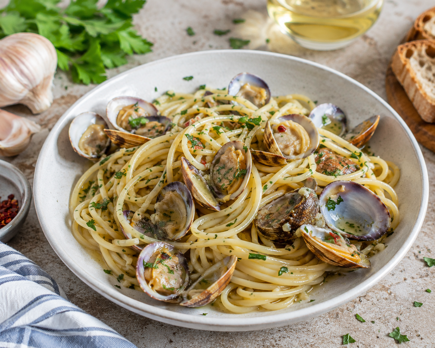 Spaghetti alle Vongole Is Italy's Summer Pasta. The No-Cream Rule That Keeps It Honest 1 vongole 1
